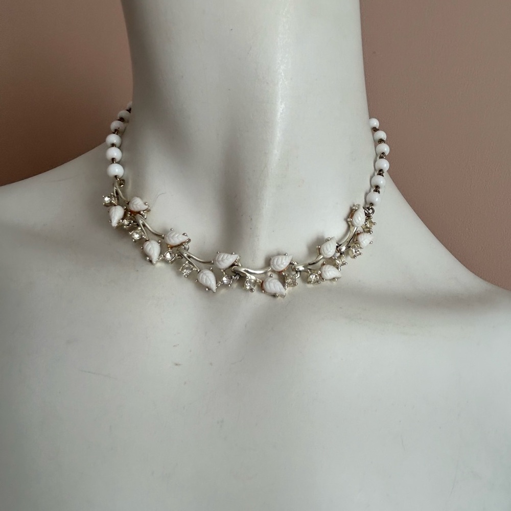 KRAMER Elegant White 1960 lucite choker Necklace 16 inches